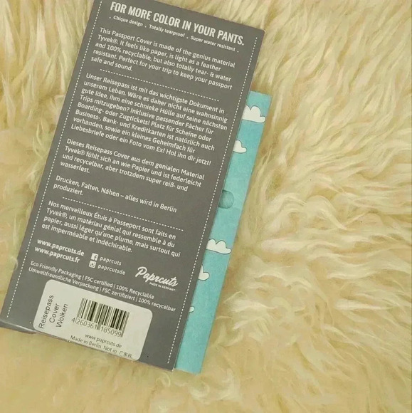 NWT Tyvek Water Resistant Passport Holder - Picture 2 of 2